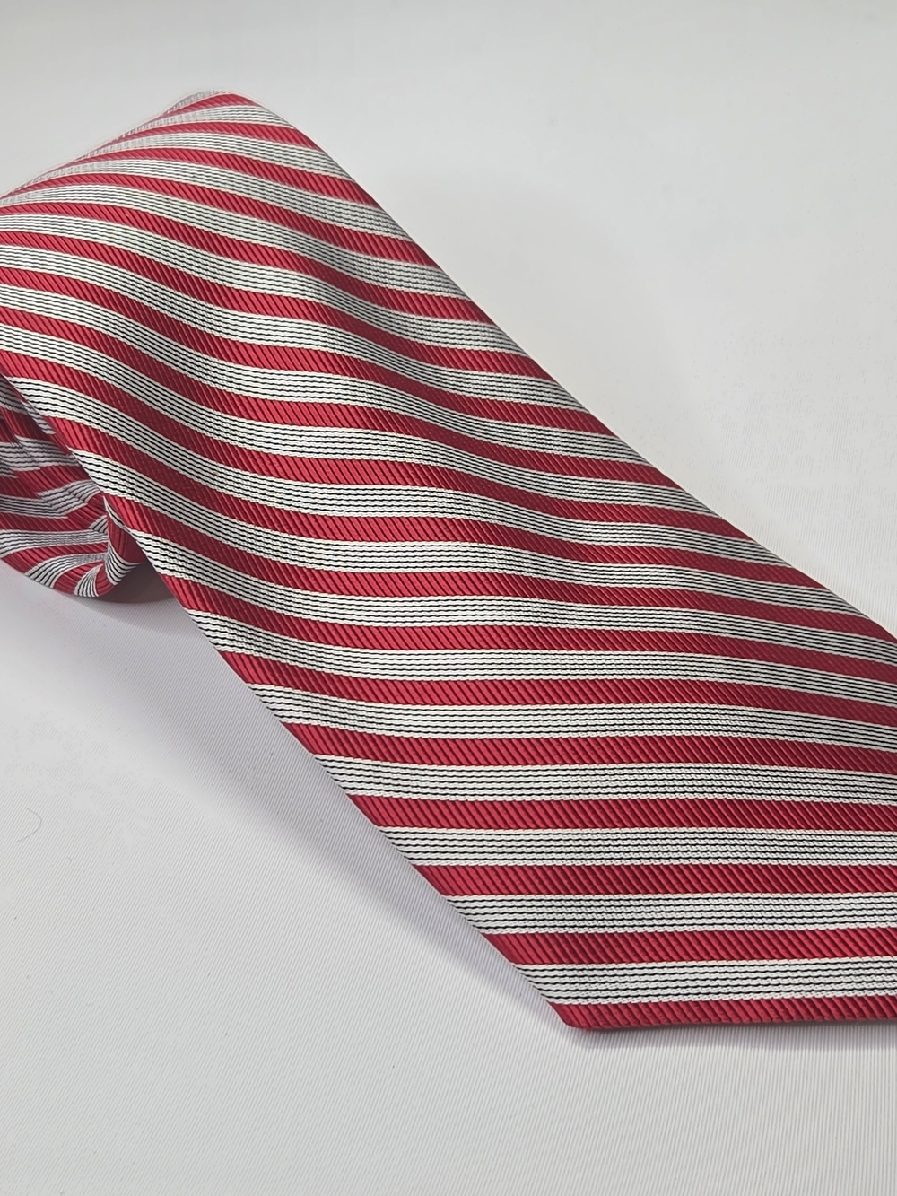 Brooks Brothers 346 Mens Classic Red and Silver 100% Silk Classic Tie 3.5x60"